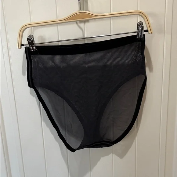 Seamless Eby Support Bra bundle (3 bras and 1 panty) - Picture 11 of 12